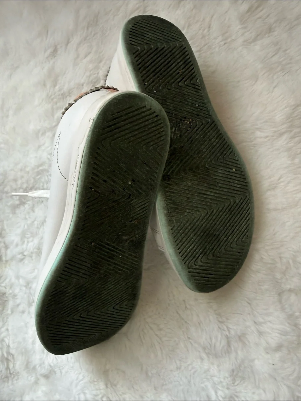 KURU ROAM Leather Sneakers with Blush Collar
